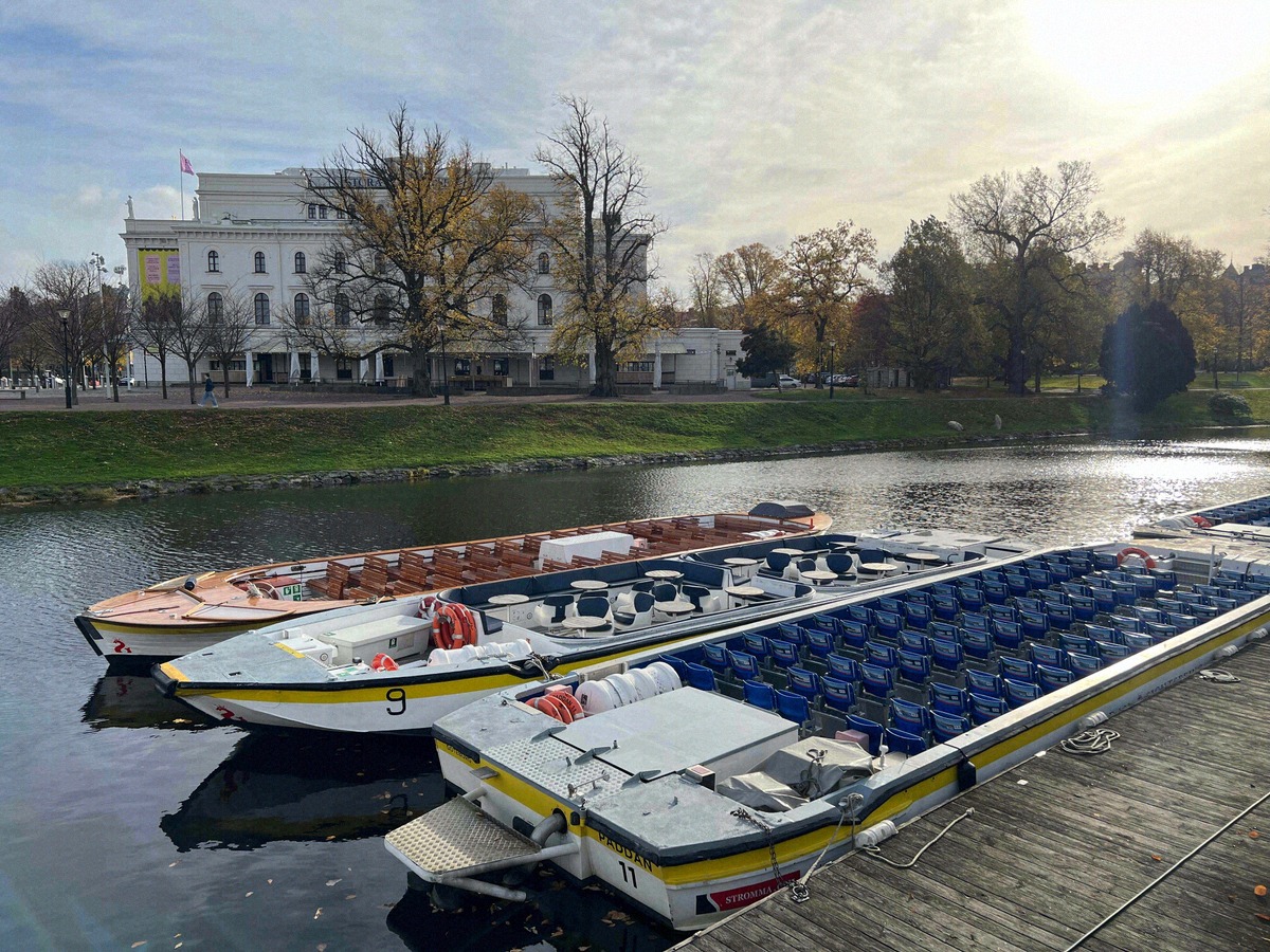Paddan canal boats at the jetty in front of the Stora Teatern